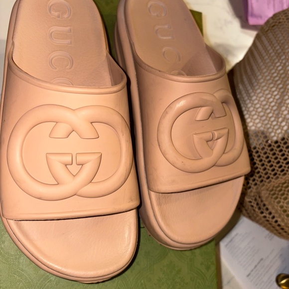 Gucci Blush Nude Logo Slides - Picture 1 of 11